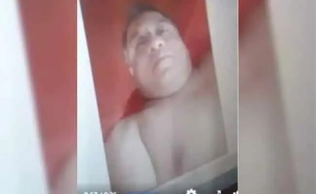 Despiden a profesor por exhibirse desnudo en una clase en línea