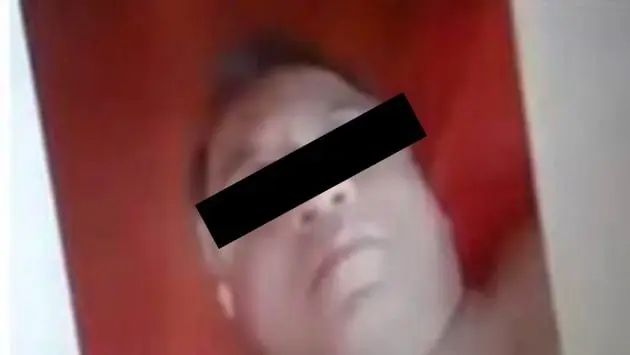 Maestro de bachilleres da clase virtual desnudo