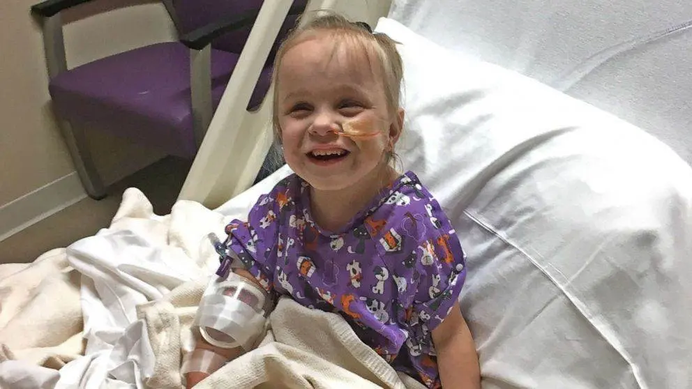 Niña de 5 años recibe un riñón donado por su maestra