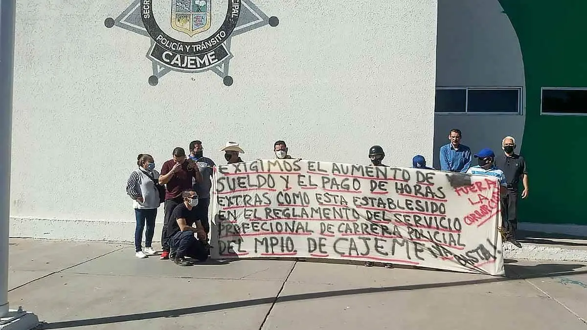 Policías se manifiestan frente a Seguridad Pública