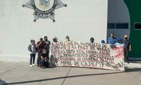 Policías se manifiestan frente a Seguridad Pública