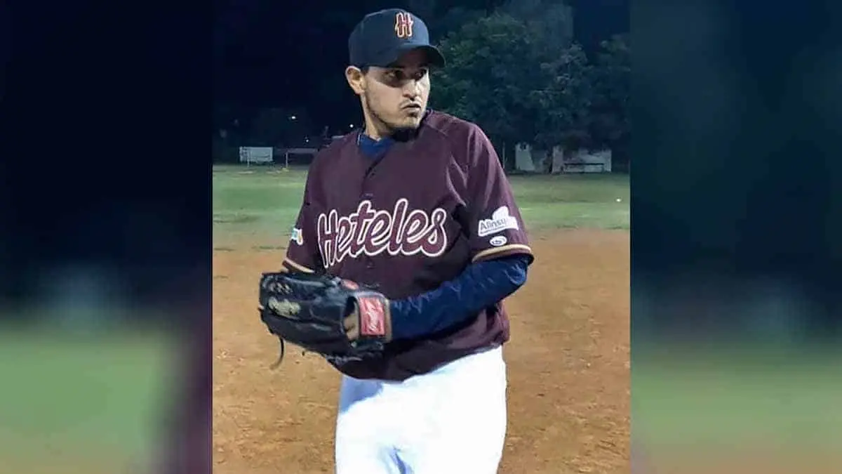 Heteles propina felpa a Bacardí en el beisbol Interamigos