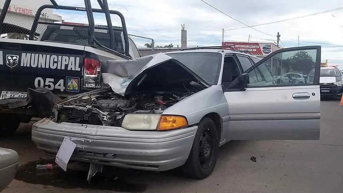 Choca con patrulla estacionada y se da a la fuga