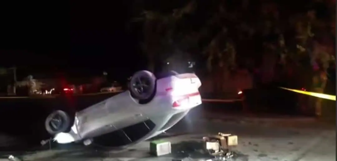 Ebrio conductor vuelca su auto y huye