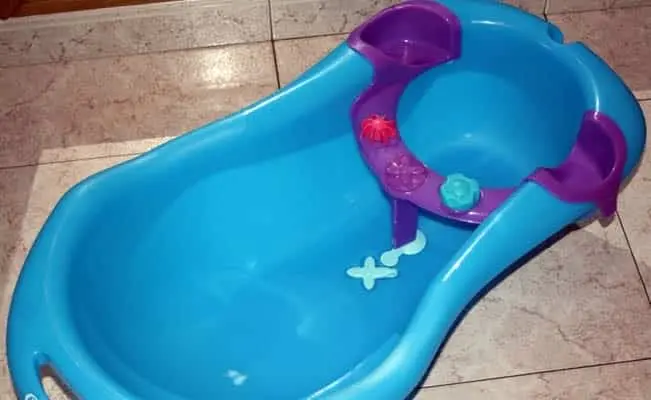 Bebé de un año se quema al aventarse a una bañera con agua hirviendo