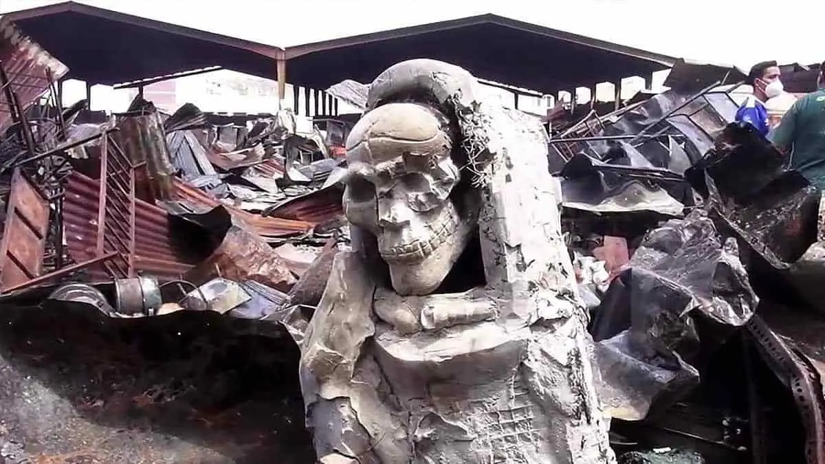 VIDEO: El Diablo y la Santa Muerte sobreviven a gigantesco incendio