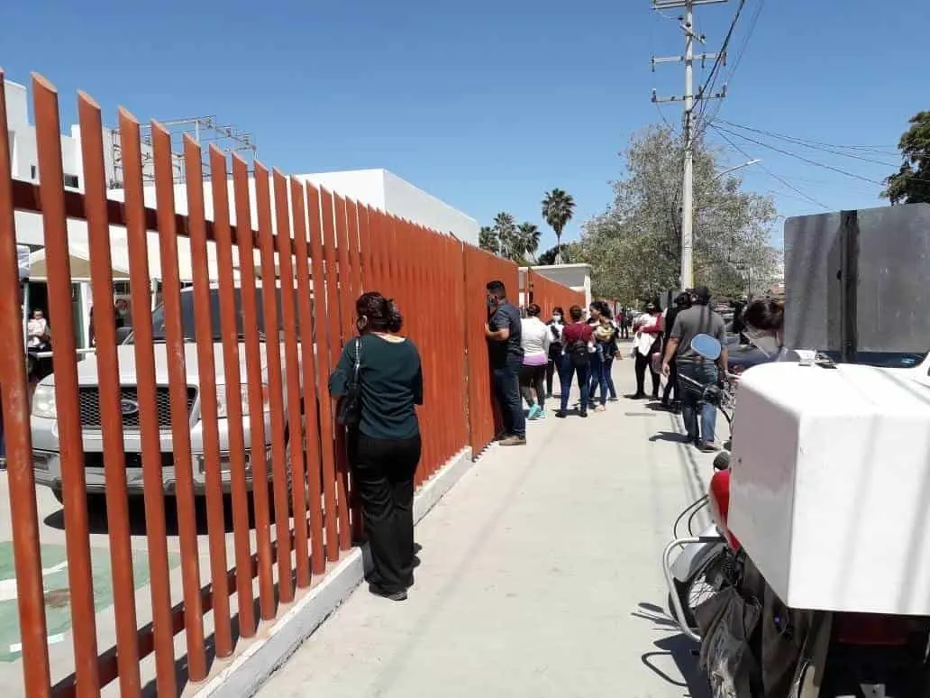 Desde temprano comenzaron a llegar los padres de familia con bebés menores de un año para completar su esquema de vacunación