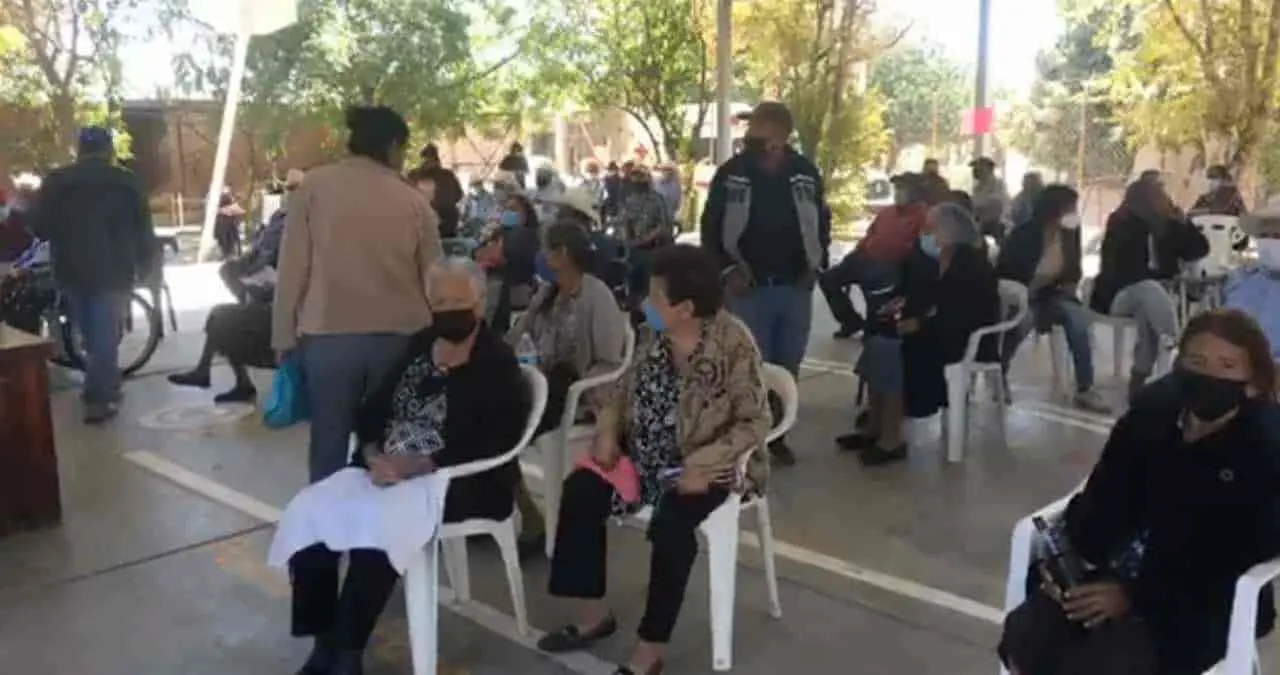 Abuelos reciben su vacuna en el Mayo