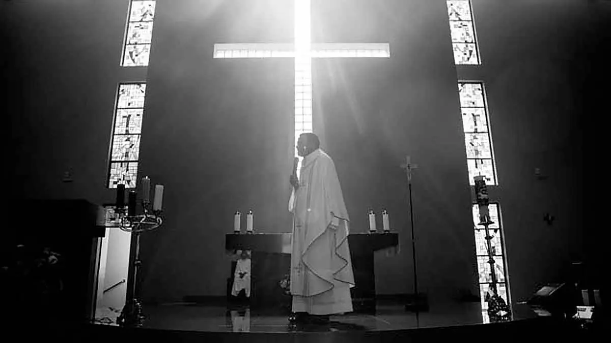 Sacerdote y dominatrices graban película nopor sobre el altar