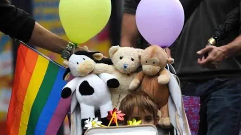 Van por adopción igualitaria en el Mayo