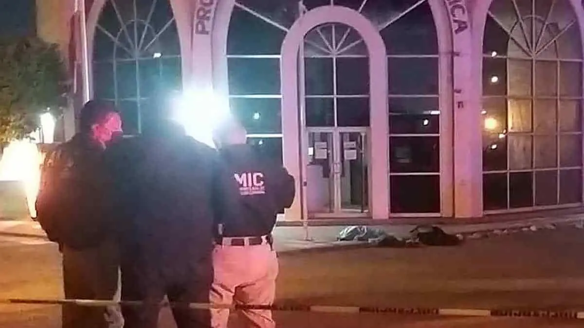 Identifican a sujetos acribillados afuera de la FGR