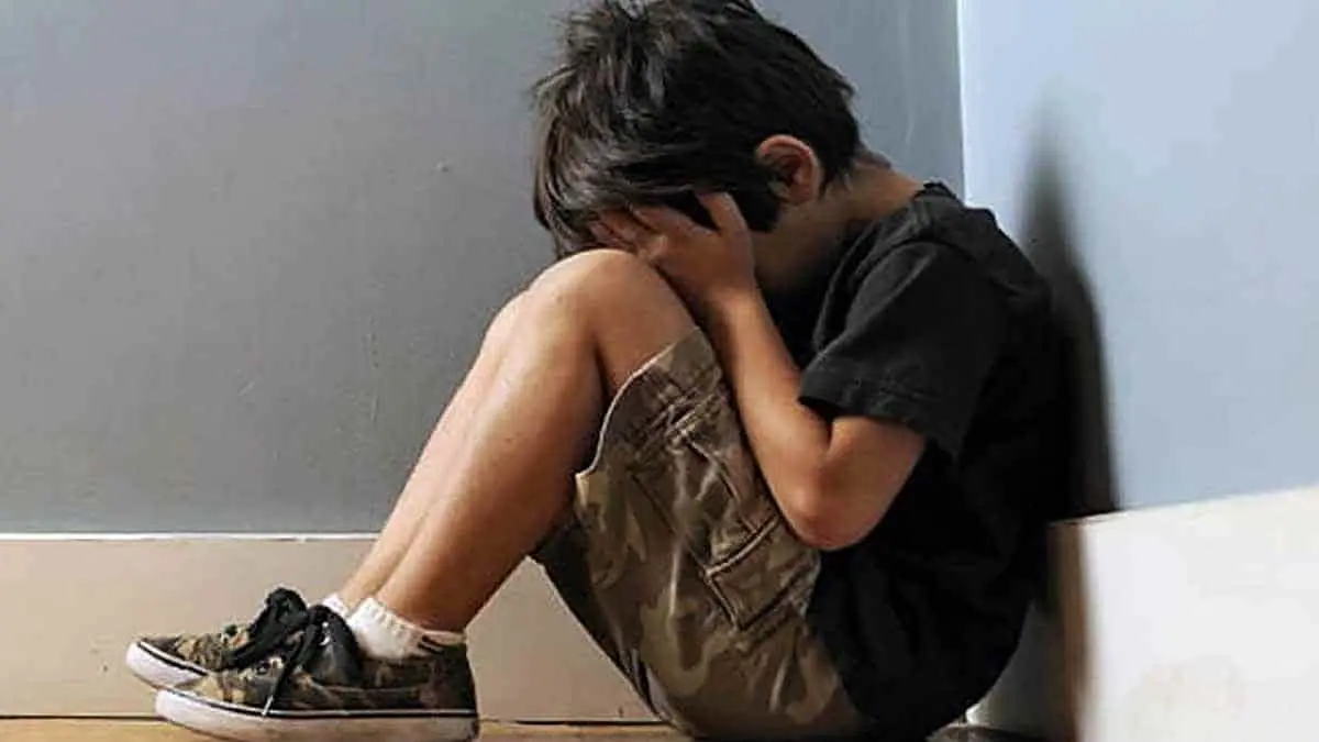 Madre de familia abusa sexualmente de un niño de 12 años