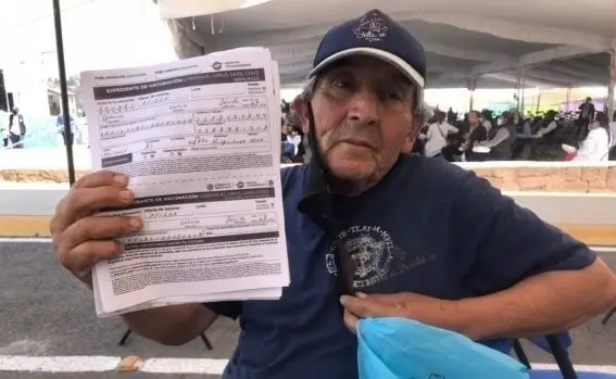 Video. Anciano recibe vacuna covid y baila de felicidad
