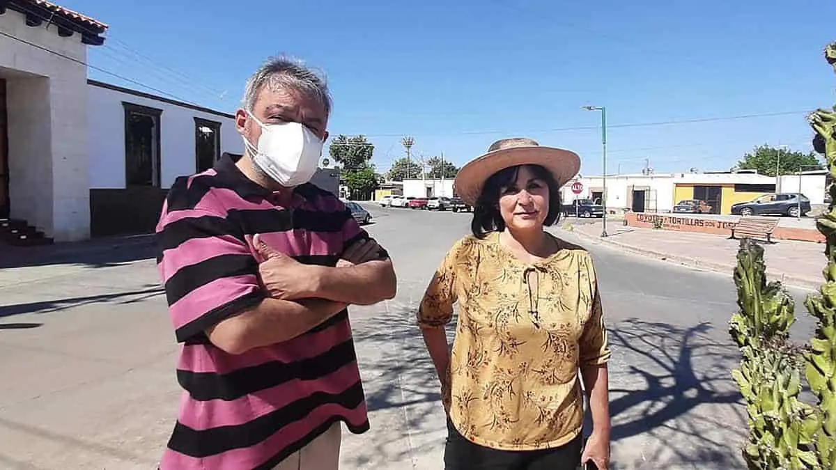 Matrimonio adopta glorieta y la mejora