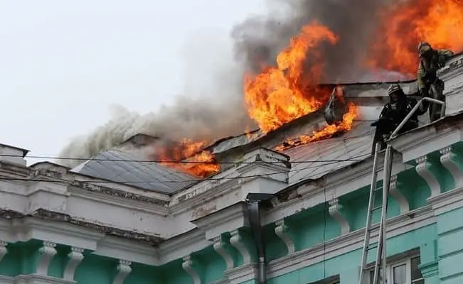 Médicos realizan cirugía mientras hospital se incendia