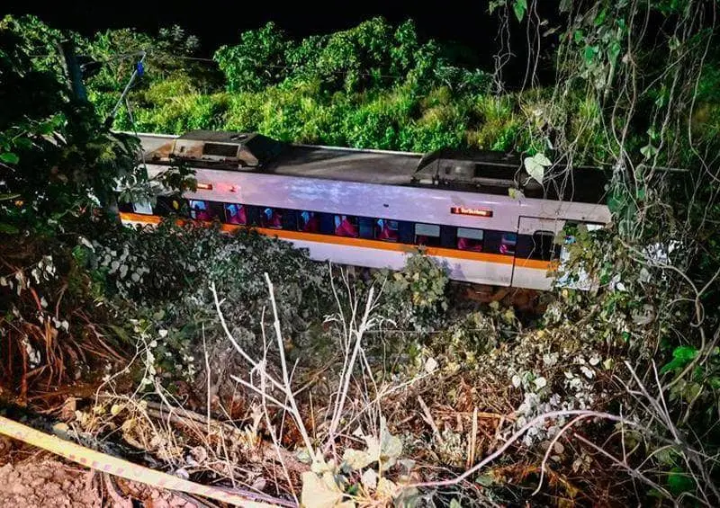 Tragedia en Taiwán; se descarrila tren