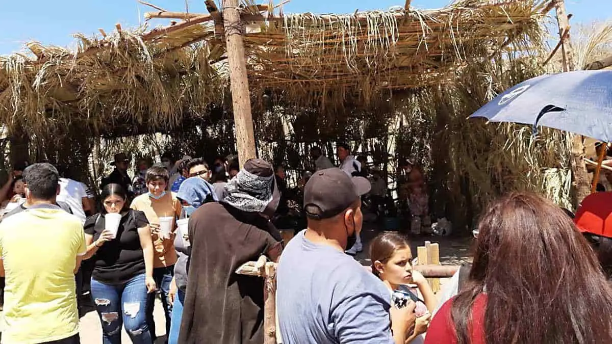 Asisten a quema de máscaras en El Coloso, sin cubrebocas