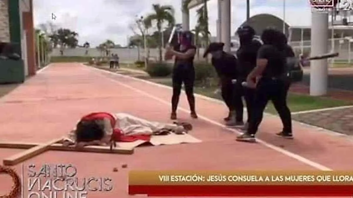 Modifican Viacrucis: encapuchadas azotan a Cristo