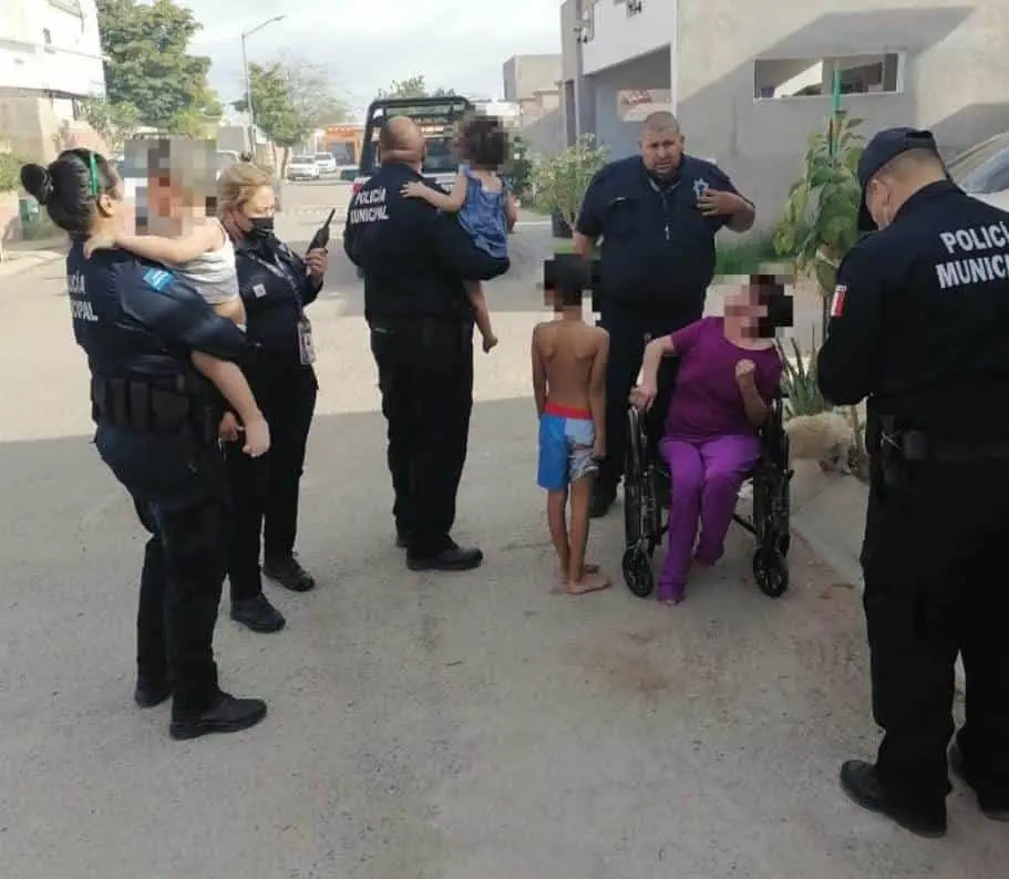 Policías rescatan a una anciana y 3 niños de incendio