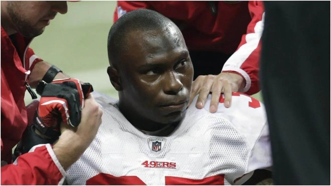 Exjugador de NFL se suicida después de asesinar a 5 personas