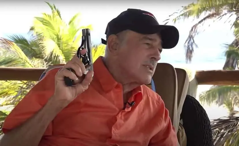 Video. Andrés García saca su arma y dispara en entrevista con Yordi Rosado