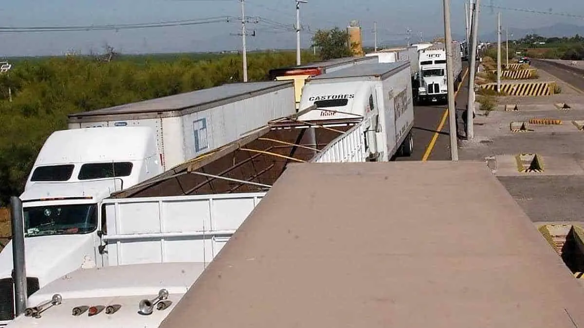 Transportistas denuncian corrupción en retén militar