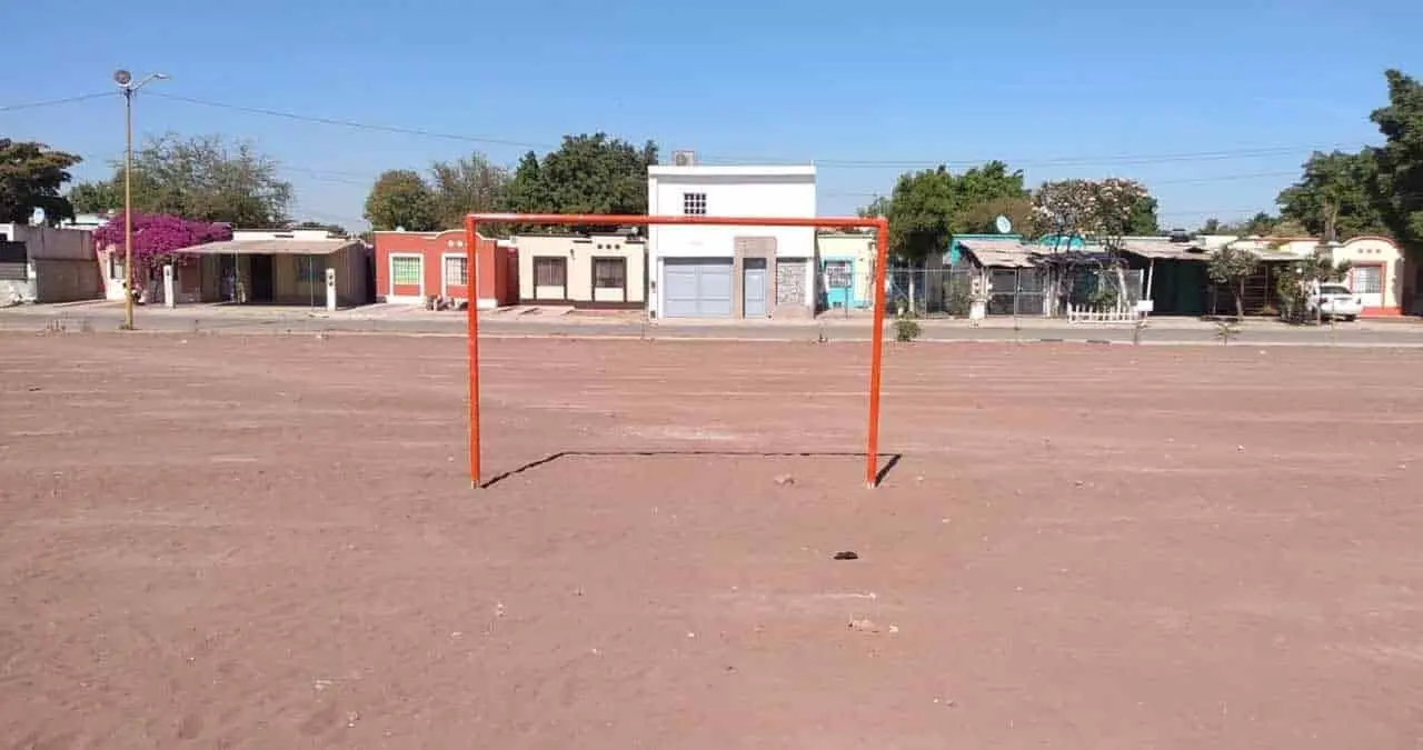 Baldío abandonado se convierte en campo de futbol