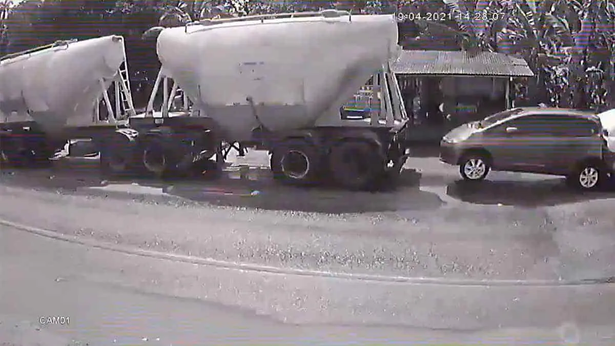 VIDEO: Muere familia completa arrollada por tráiler