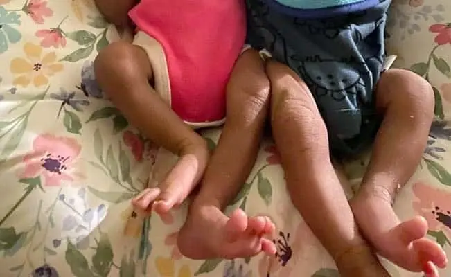 Madre asesina a sus gemelos porque no los quería