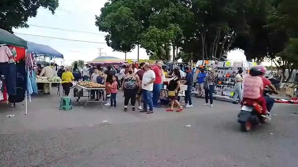 Gente se vuela las medidas sanitarias y aglomeran los tianguis