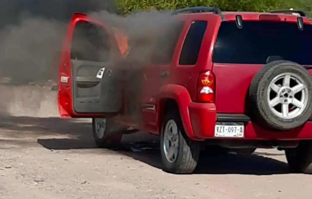 Arde camioneta tras sufrir falla eléctrica