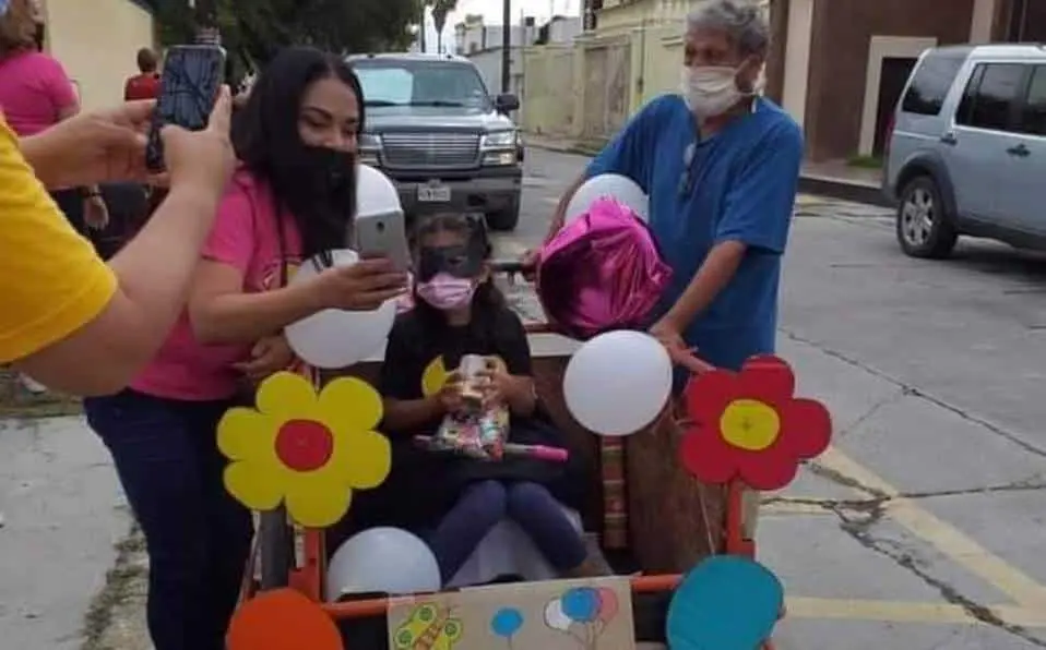Anciano adorna triciclo para llevar a su nieta a caravana del Día del Niño