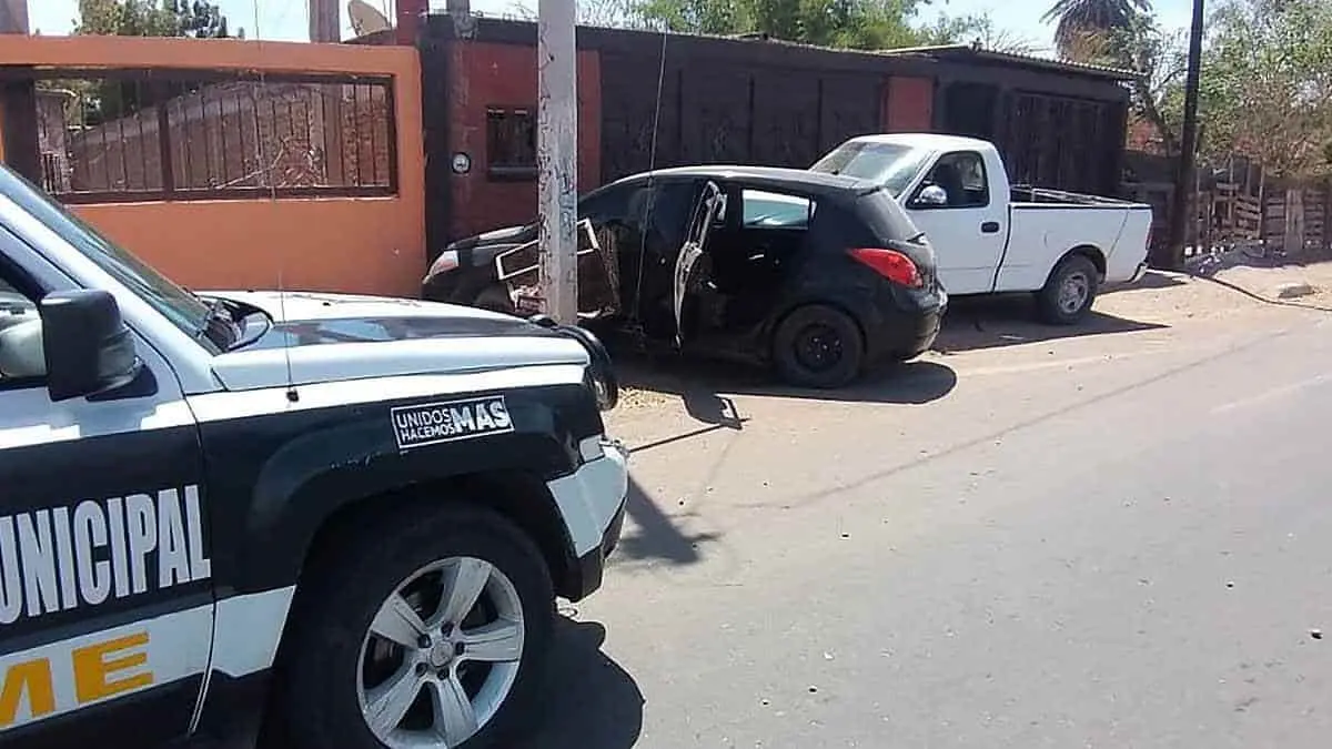 Invade carril de circulación y causa choque