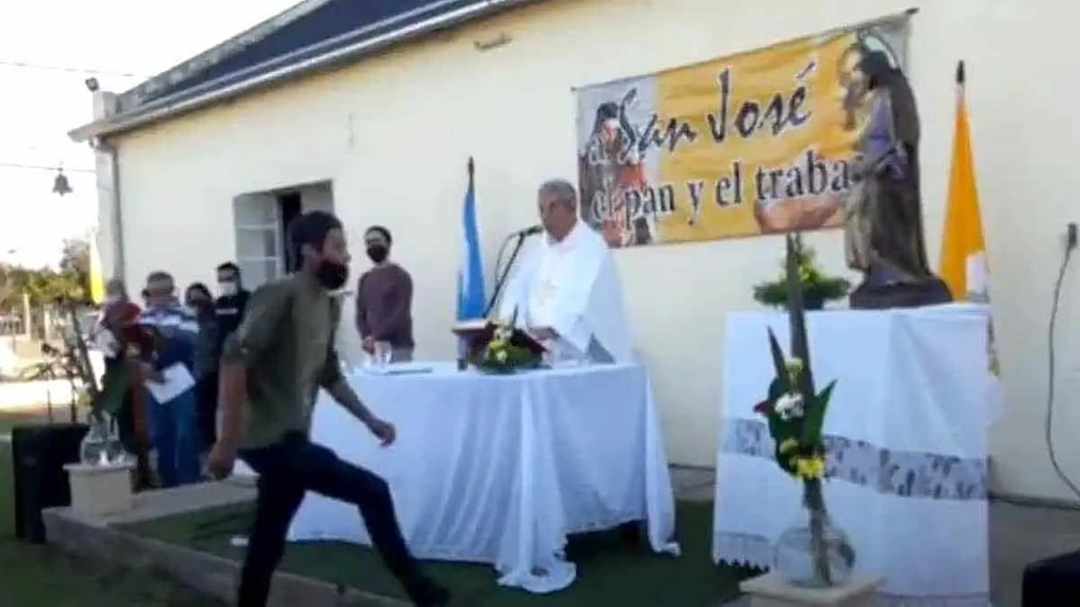 VIDEO: Irrumpe en misa y arroja al suelo imagen religiosa