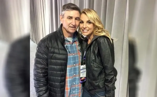Papá de Britney Spears la declara loca