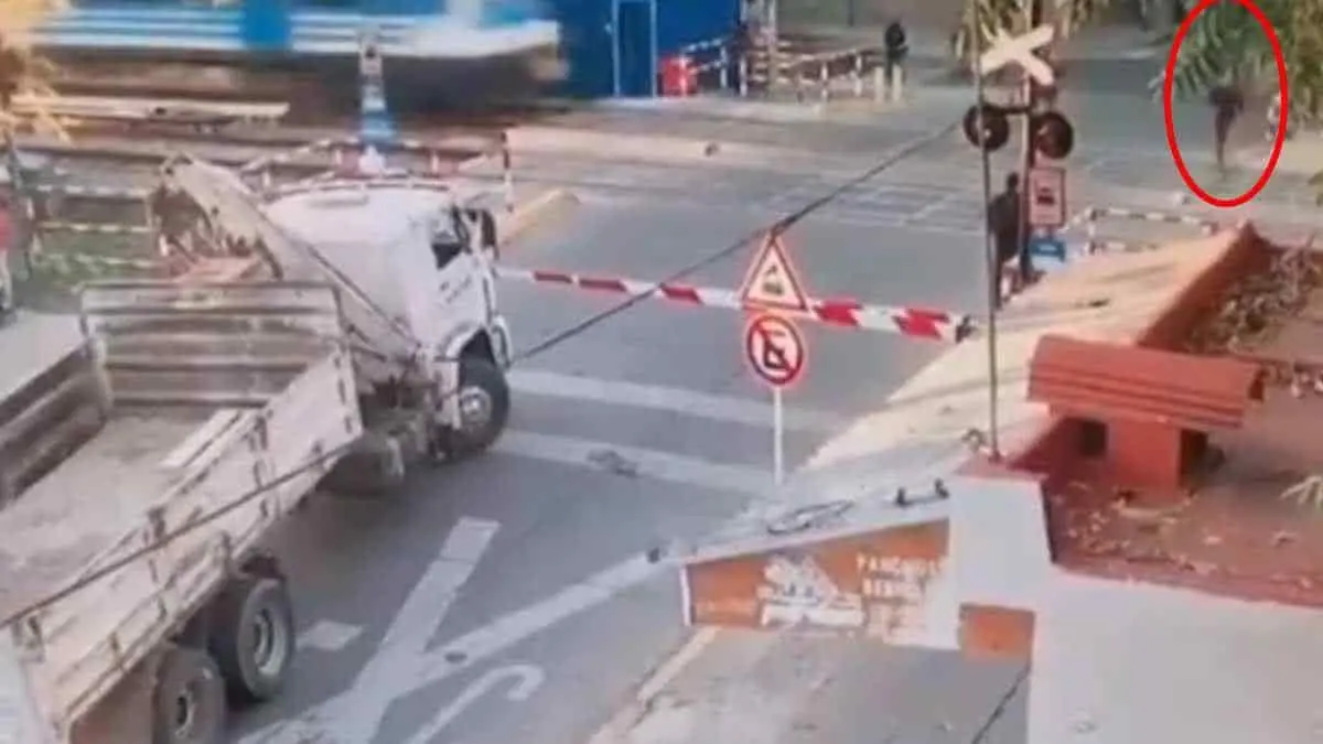 VIDEO: Peatón muere arrollado por el tren
