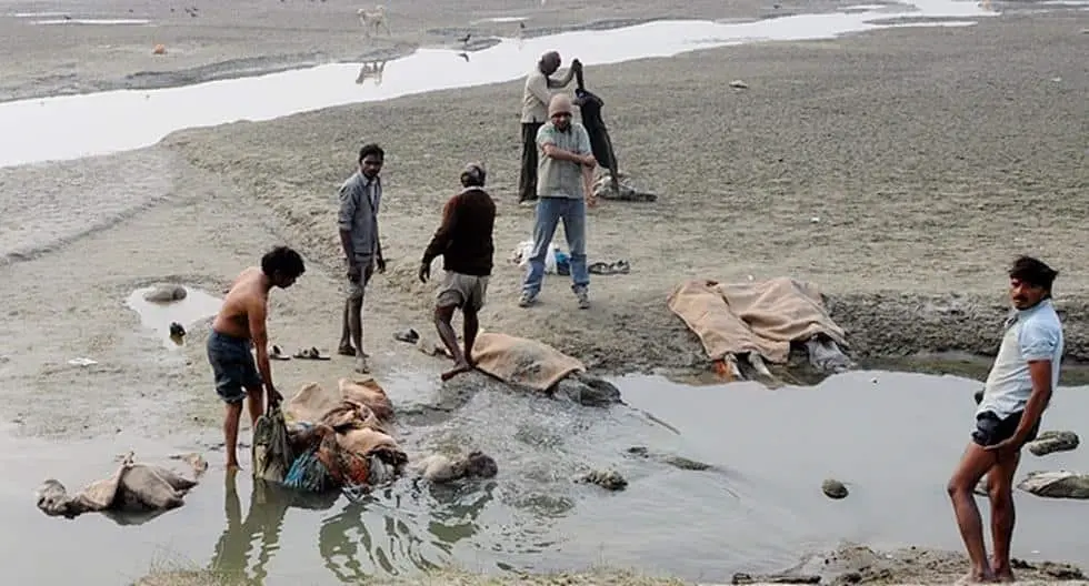 Aparecen más de 100 cadáveres flotando en aguas del río Ganges