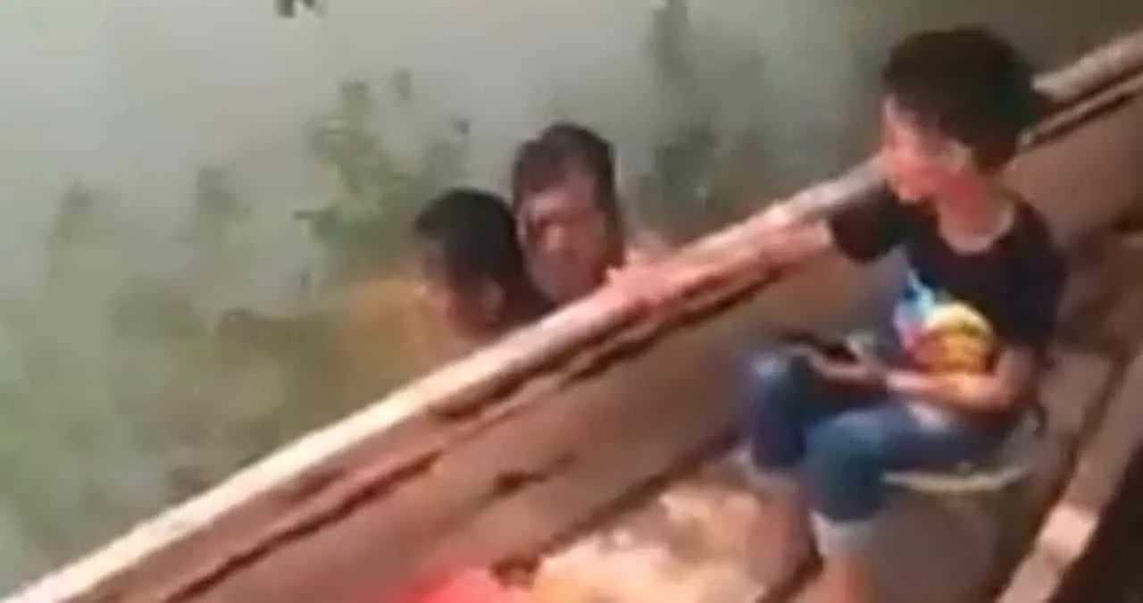 Video. Degenerado se baña desnudo con niña en río