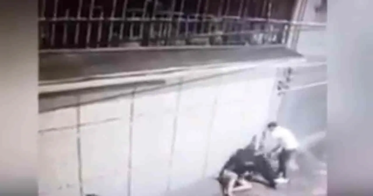 Video. Sujeto golpea a mujer brutalmente y nadie lo impide