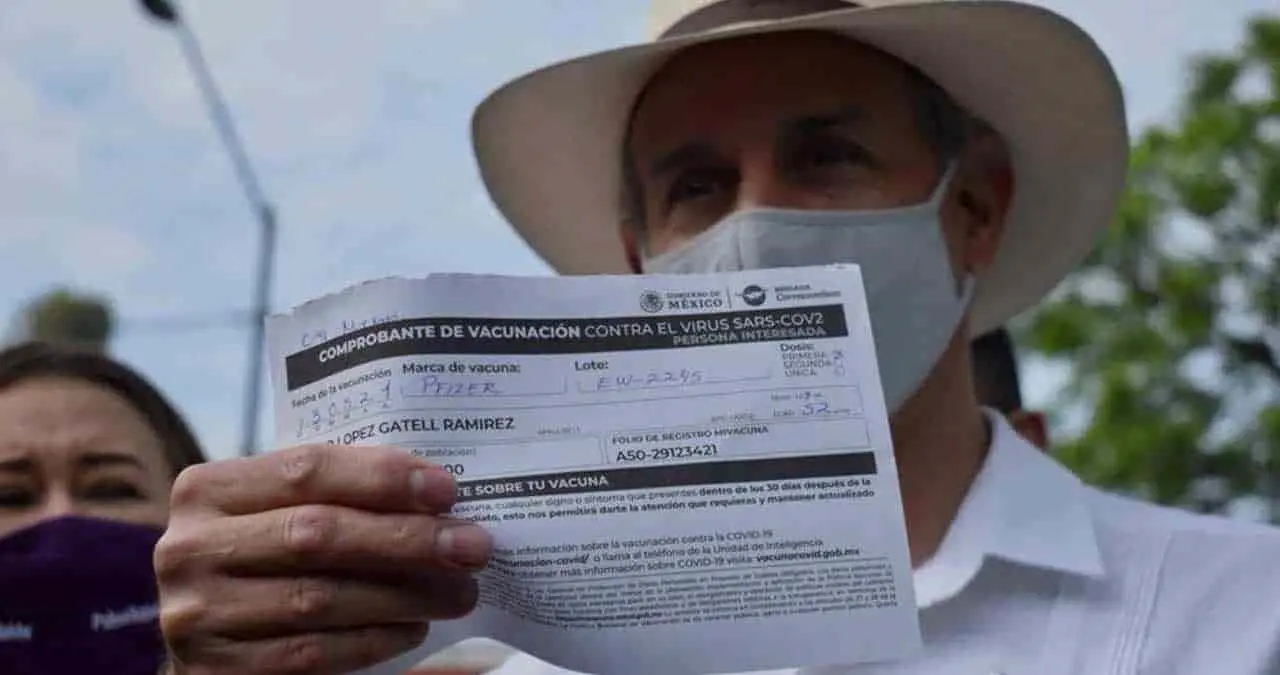 Hugo López-Gatell se vacuna contra Covid-19