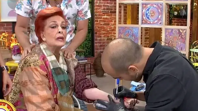 Video. Talina Fernández se tatúa en programa en vivo y causa polémica