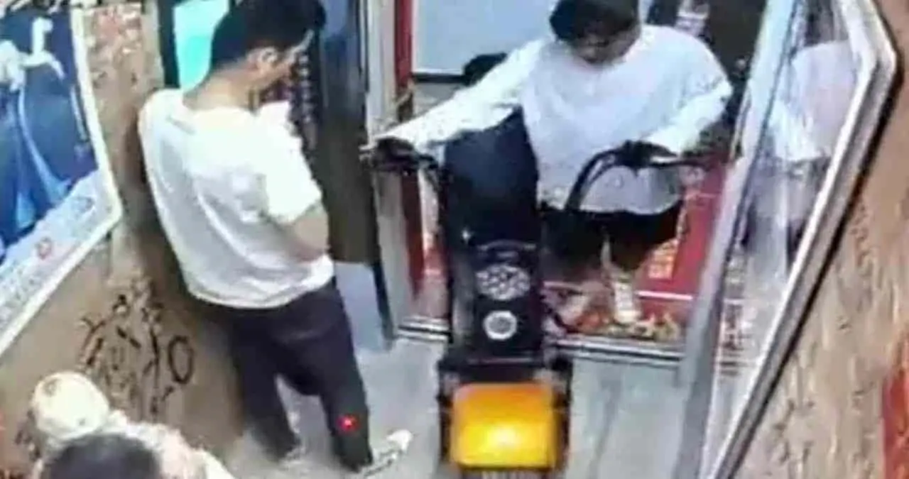 Video. Bici eléctrica causa incendio en elevador; un bebé resultó lesionado