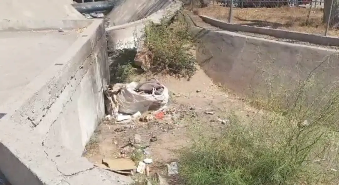 Tapan drenaje pluvial con basura en Laguna del Náinari