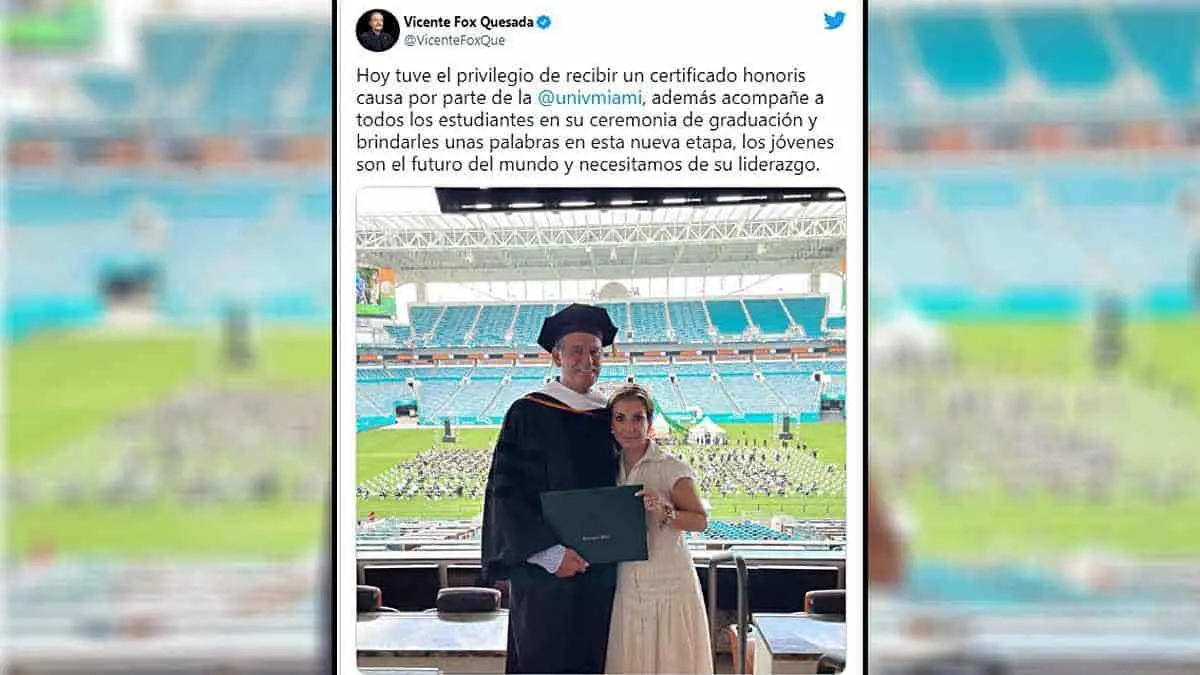 Vicente Fox presume certificado honoris causa