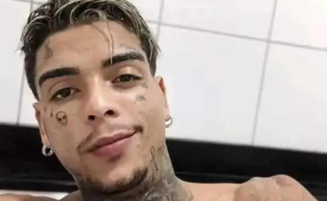 Muere cantante al caer de un quinto piso