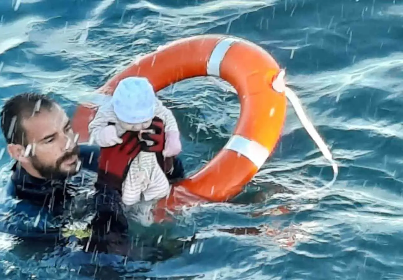 Rescatan a bebé que flotaba a la deriva en el mar