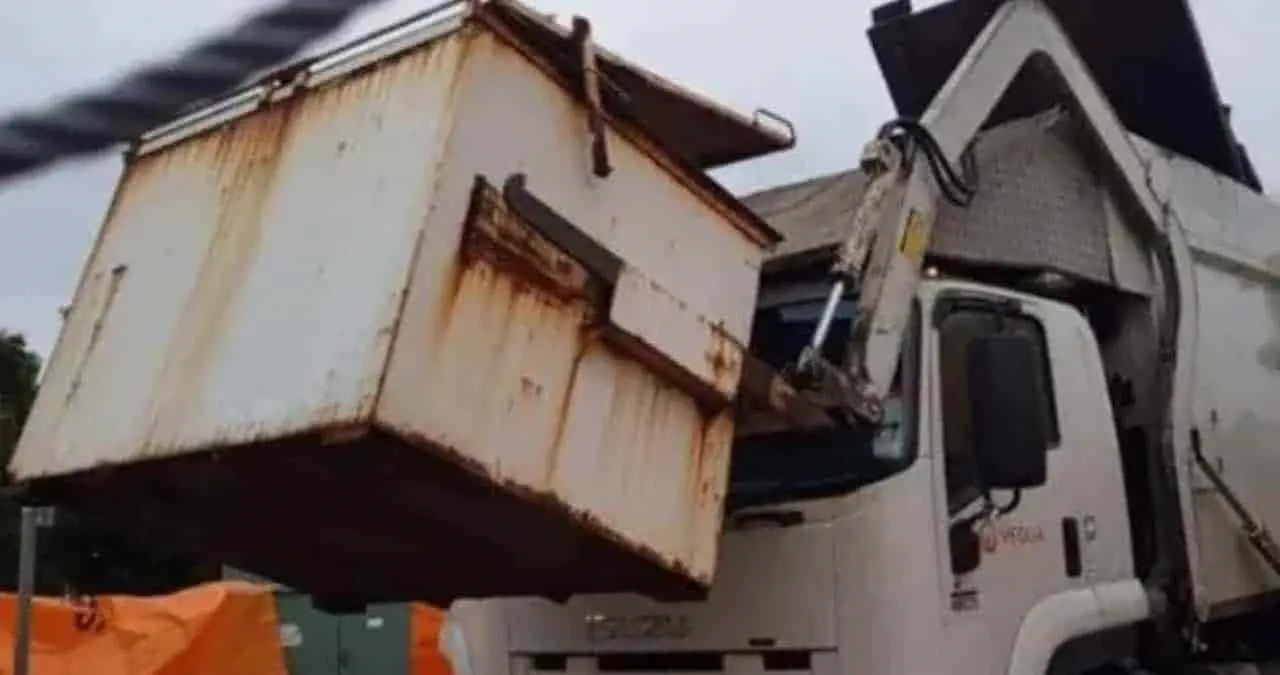 Menor es aplastado por un camión de basura