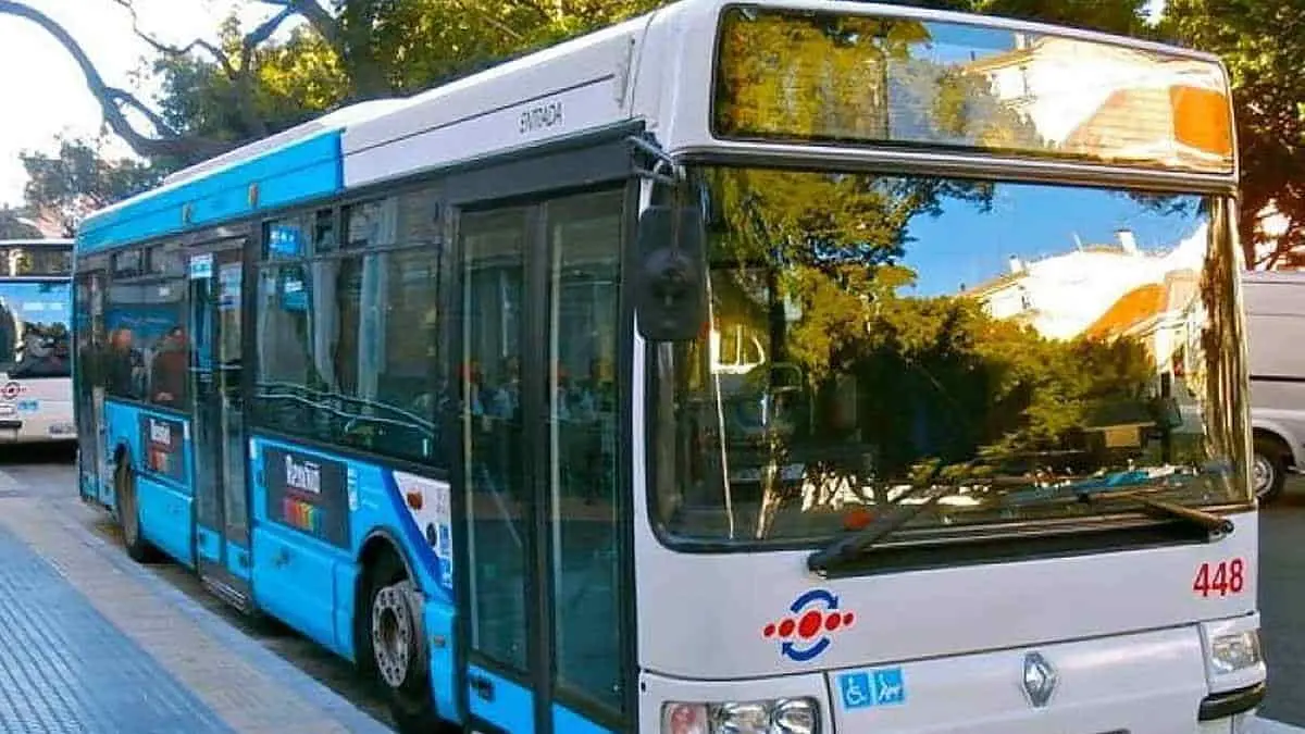 Por abrir la ventanilla del bus, pasajera ultraperfumada la apuñala