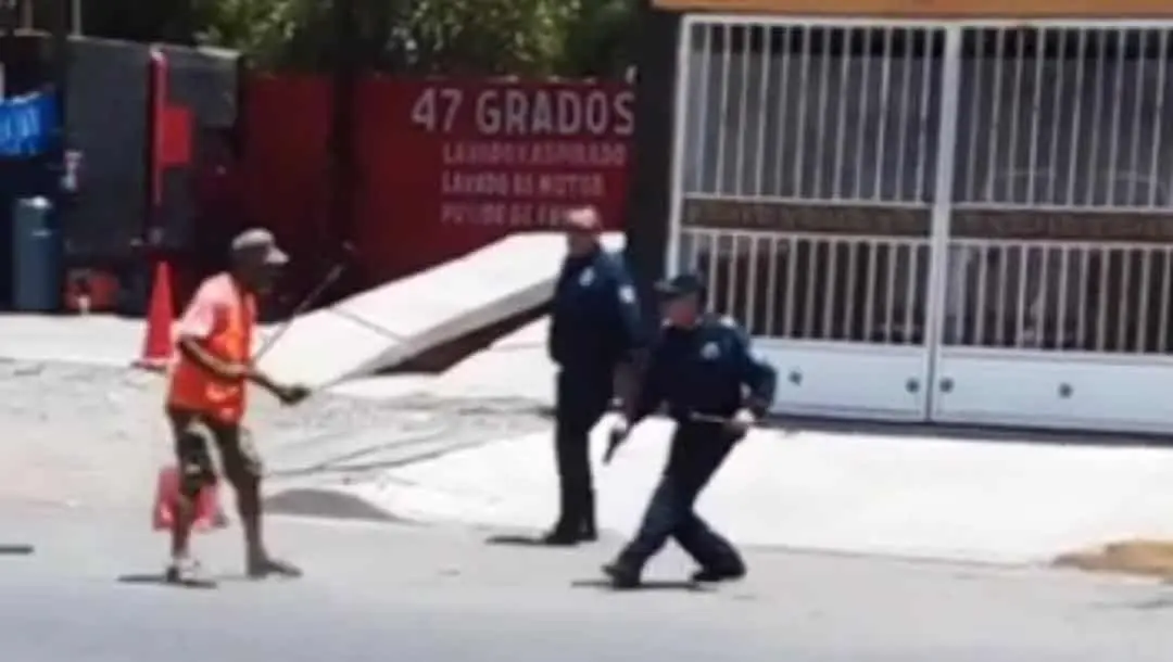 Video. Agresivo sujeto pone en jaque a policías municipales