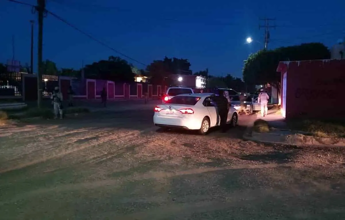 Detienen a dos durante cateo en la Primero de Mayo